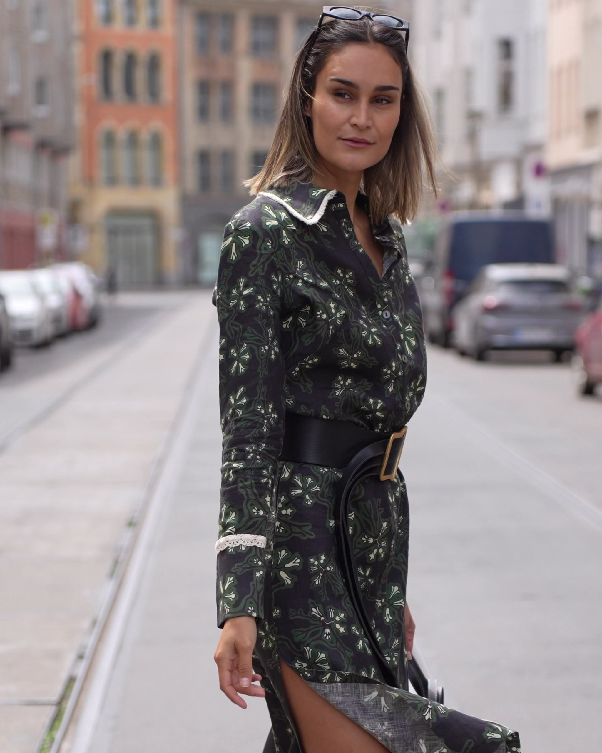 Video des Siedrés Alinda Leinenkleids in Grün im getragenen Styling