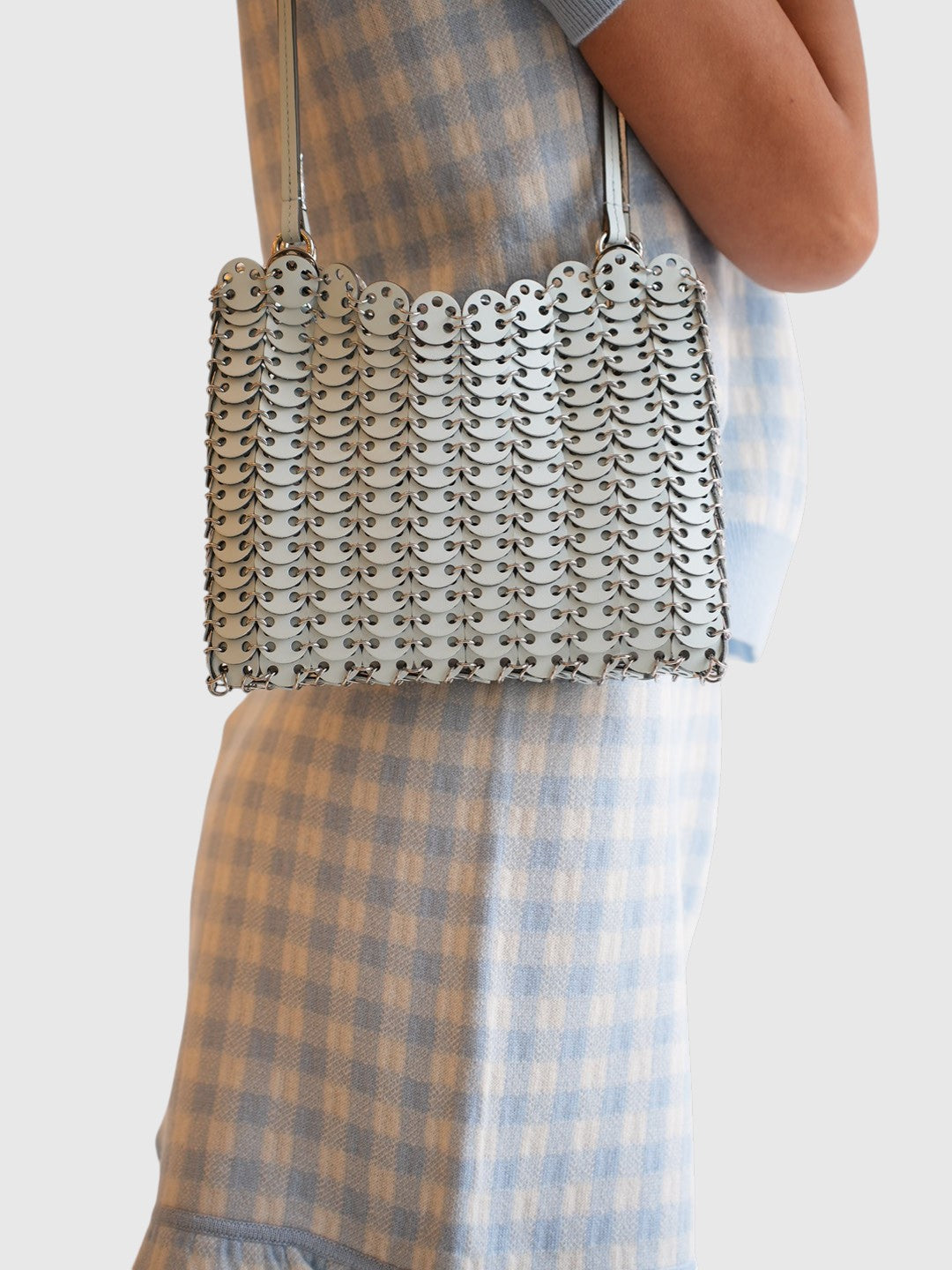 Rabanne 1969 Flip Bag in Hellblau Silber seitlich getragen