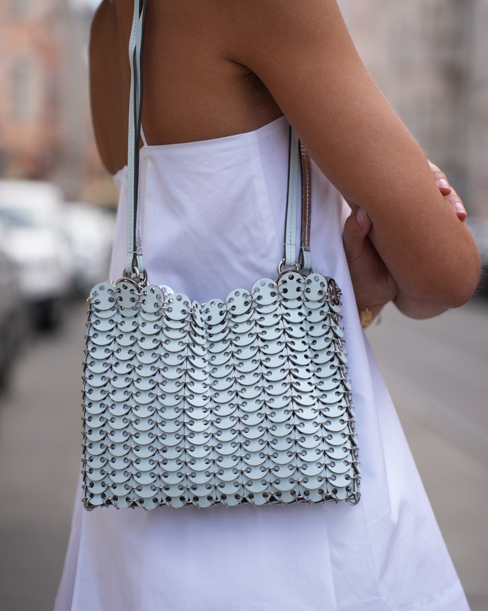 Detail der Rabanne 1969 Flip Bag mit hellblauen 1969 Discs im getragenen Styling
