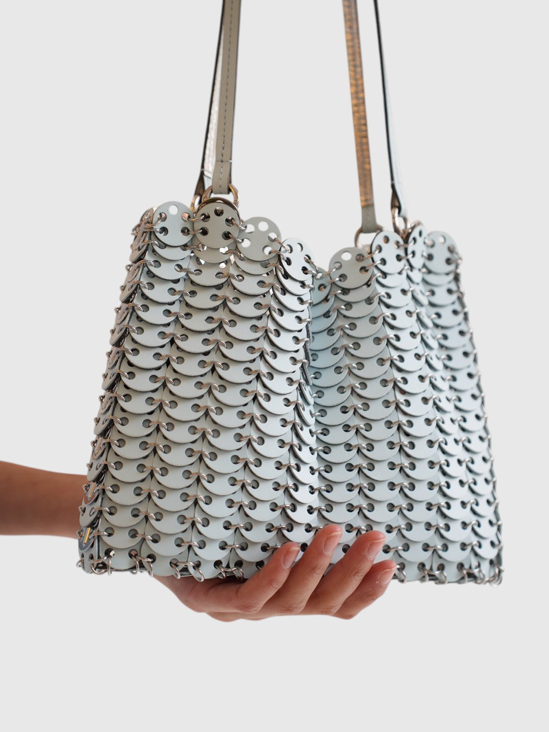 Detail der Rabanne 1969 Flip Bag mit hellblauen 1969 Discs