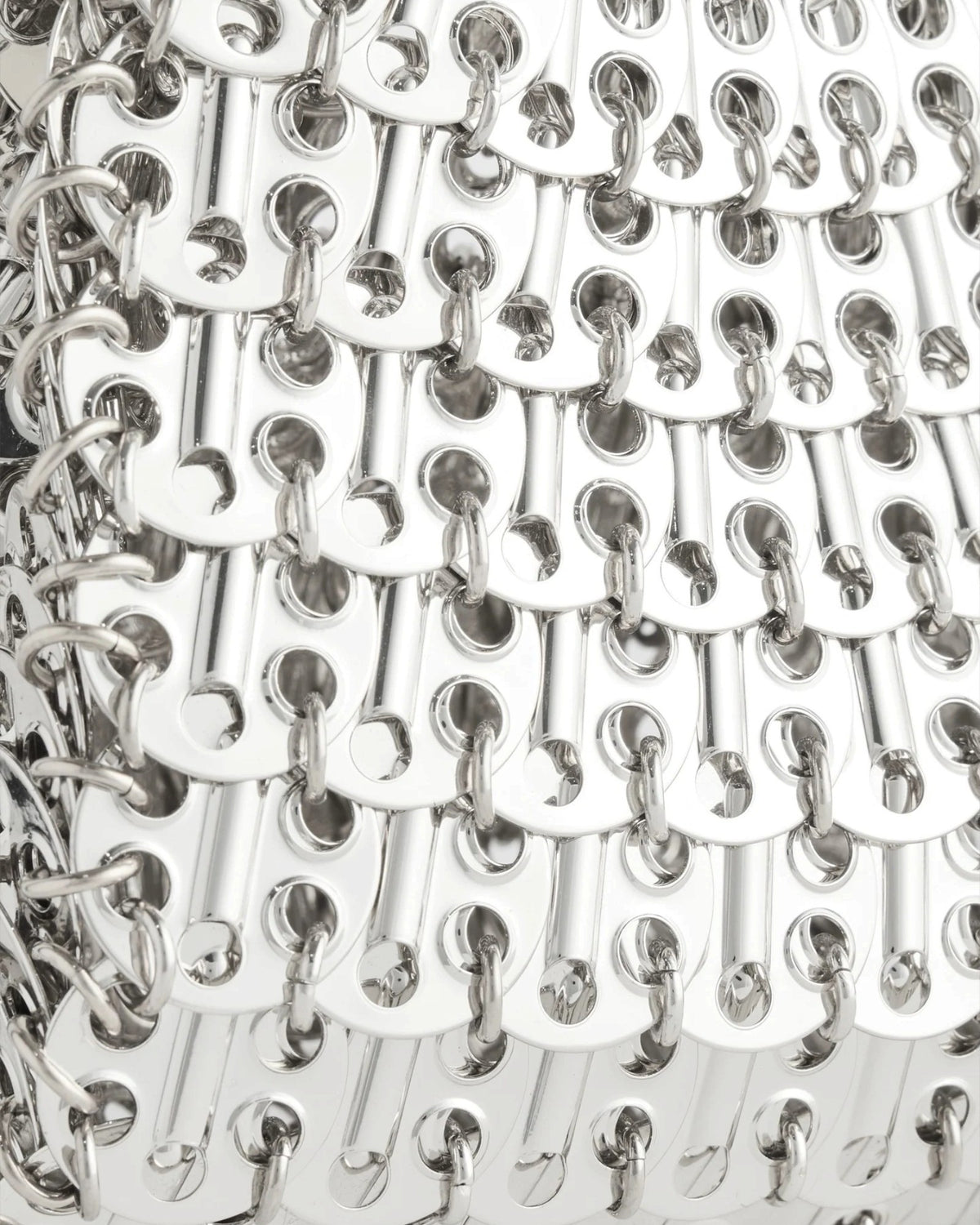 Rabanne 1969 Clutch in Silber mit verbundenen Metalldiscs und kleinen Ringen im Detail