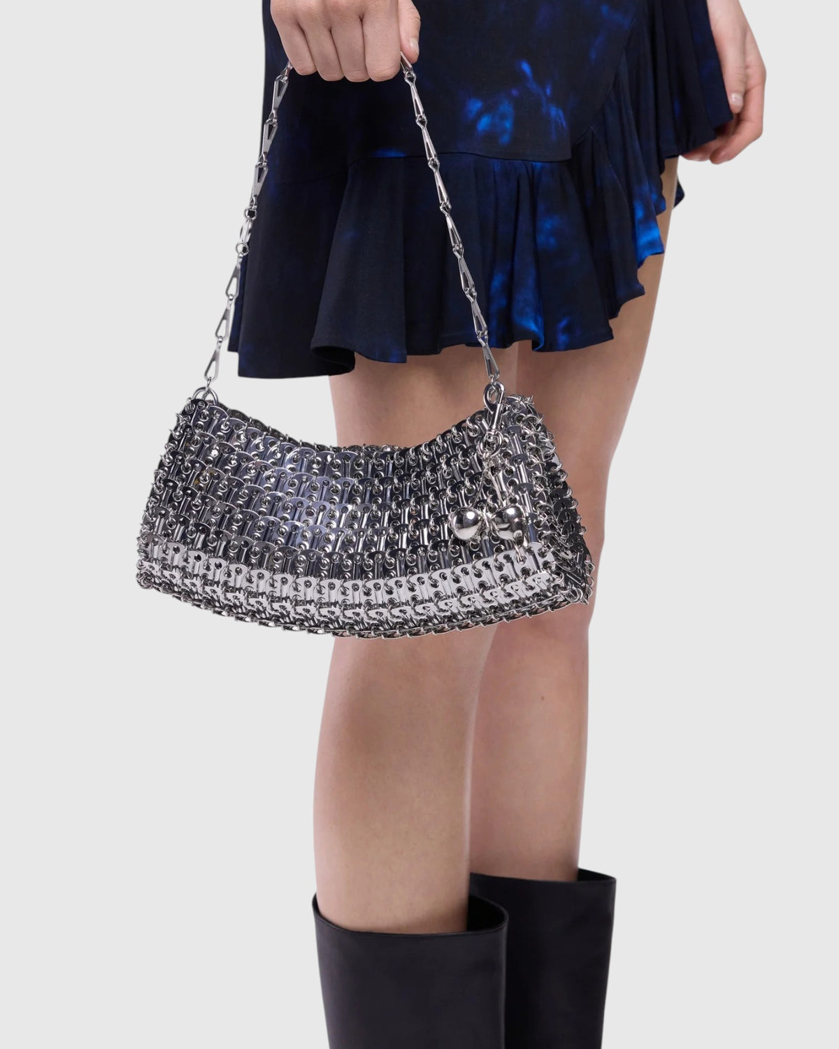 Rabanne 1969 Clutch in Silber am Kettenriemen in der Hand des Models in Nahansicht