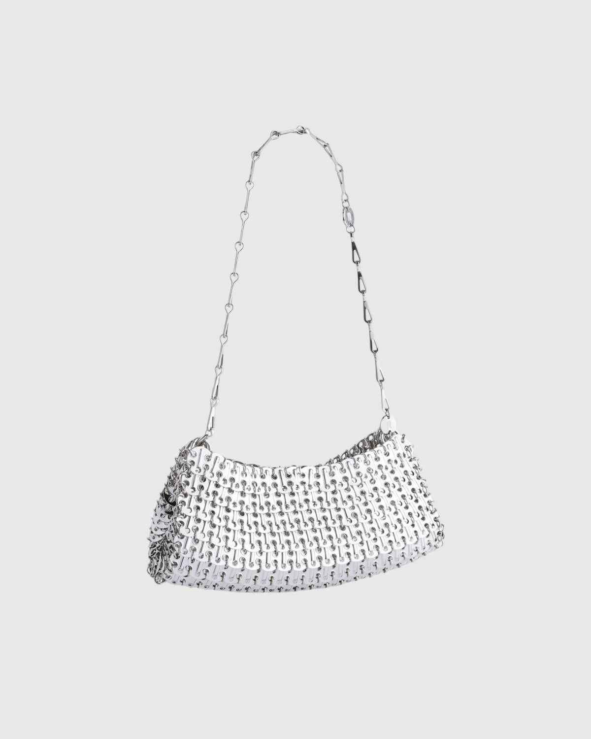 Rabanne 1969 Clutch in Silber mit Kettenriemen und Metalldiscs in schräger Seitenansicht