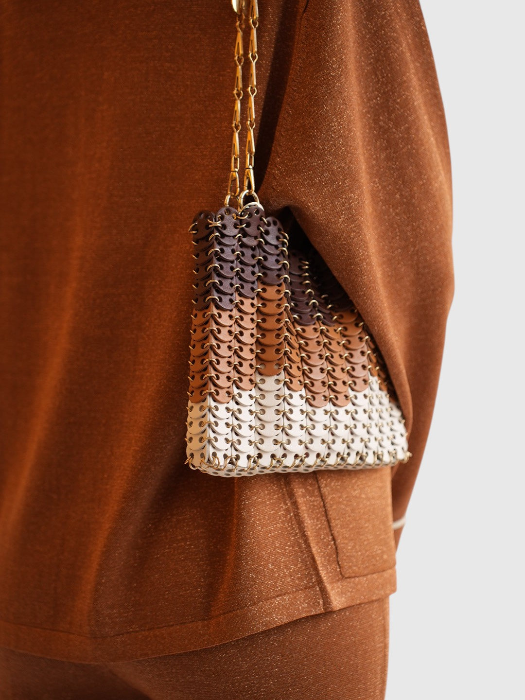 Rabanne 1969 Gradient Schultertasche in Braun Creme unter dem Arm getragen