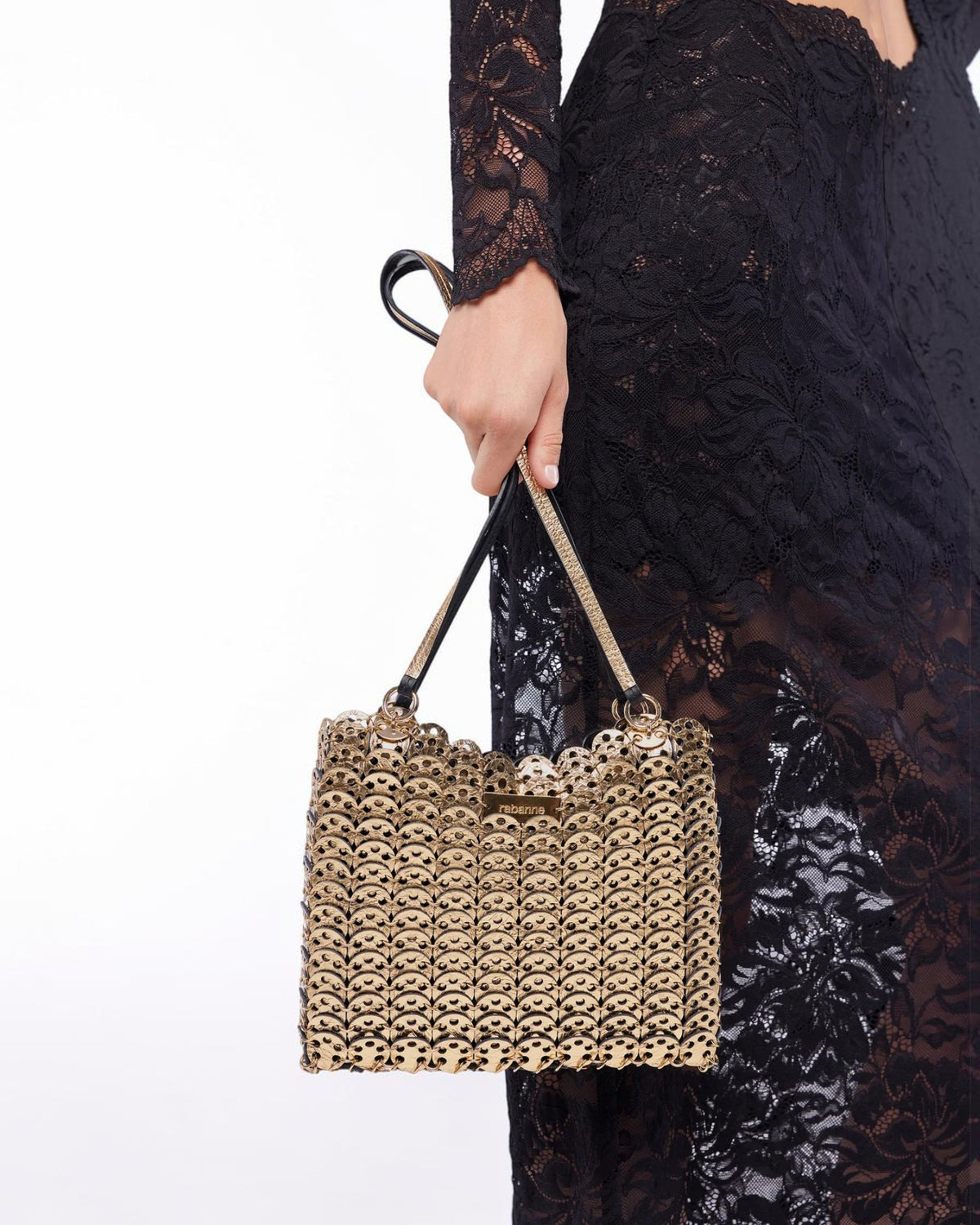 Rabanne 1969 Flip Bag mit goldfarbener Seite in der Hand des Models in Nahansicht