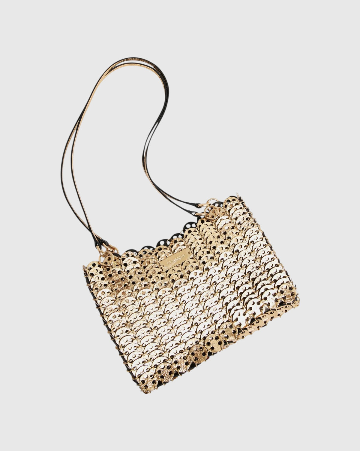 Rabanne 1969 Flip Bag mit goldfarbener Wendeseite und langem Lederhenkel in schräger Ansicht