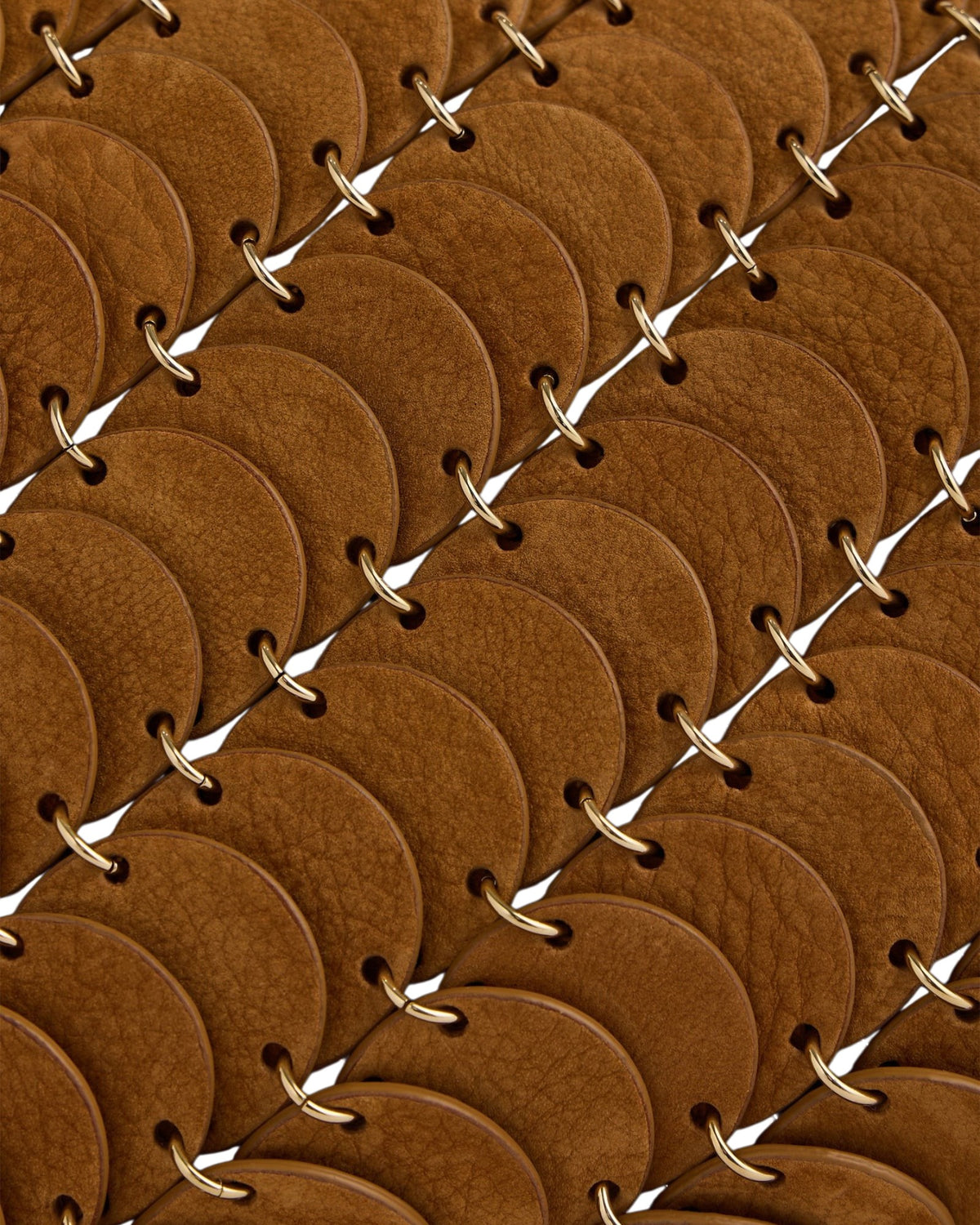 Rabanne Boston-Tasche in Camel mit überlappenden Nubukleder-Discs und Metallringen im Detail