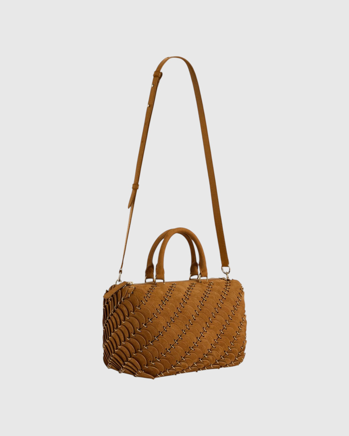 Rabanne Boston-Tasche in Camel mit Nubukleder-Discs und Schulterriemen in schräger Seitenansicht