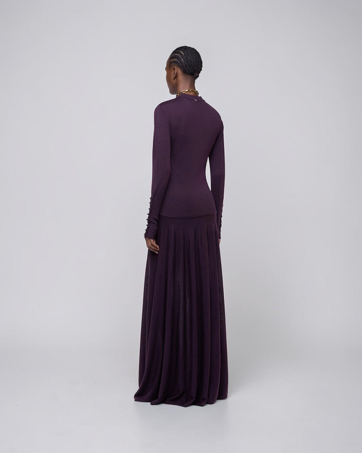 Rabanne Ajourpullover in Aubergine mit geradem Saum am Model von hinten
