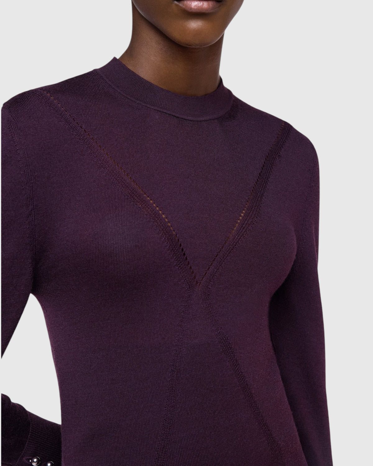 Rabanne Ajourpullover in Aubergine mit grafischen Ajourlinien und Rundhalsausschnitt in Nahansicht