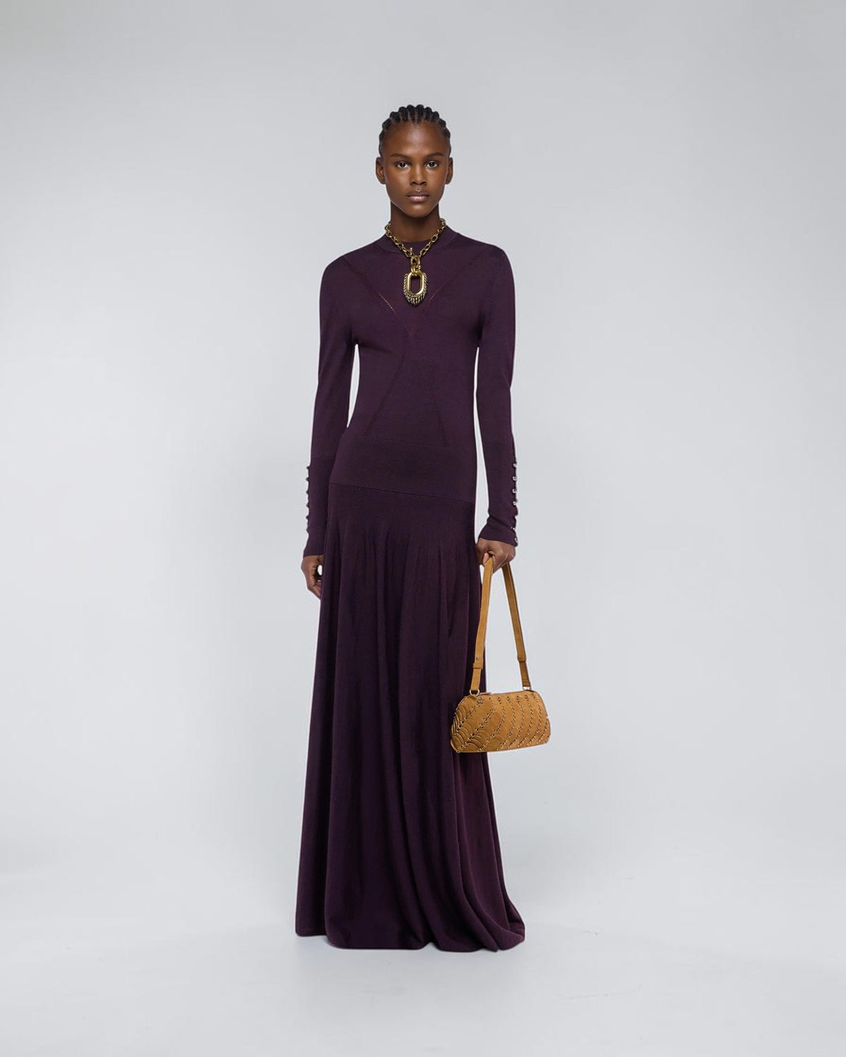 Rabanne Ajourpullover in Aubergine am Model von vorne mit einem farblich abgestimmten langen Rock