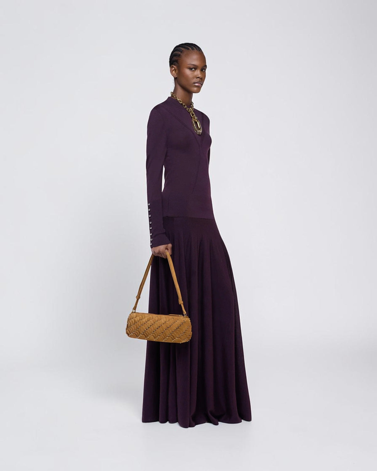 Rabanne Ajourpullover in Aubergine mit langen Ärmeln am Model in seitlicher Dreiviertelansicht
