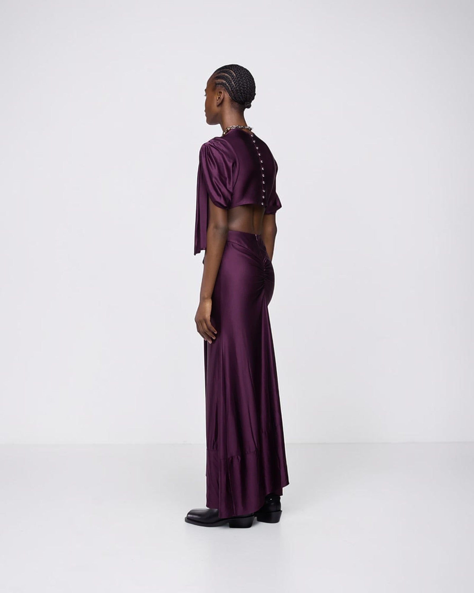 Rabanne Jerseykleid mit Ring in Magenta Purple von hinten getragen