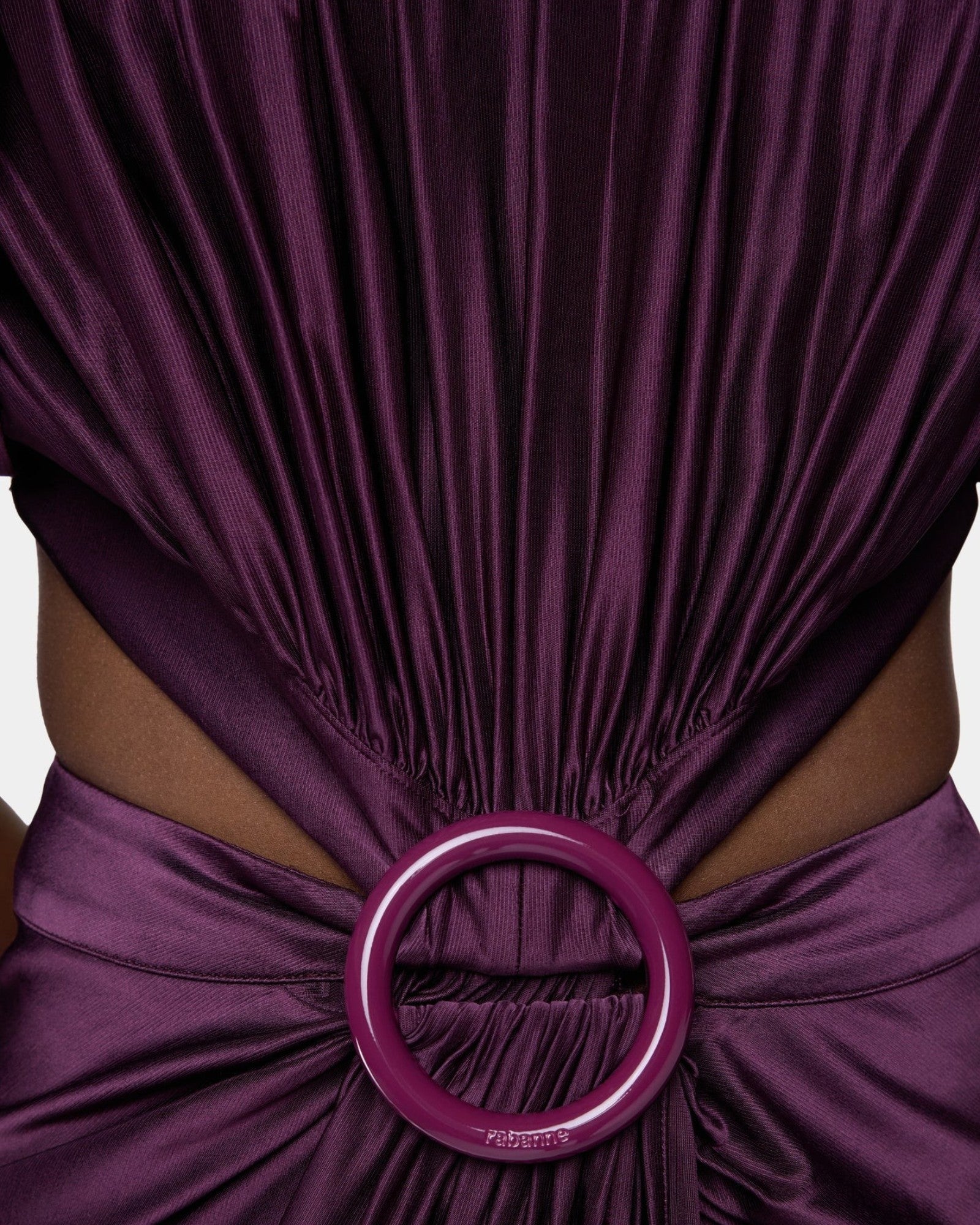 Detail des Rabanne Jerseykleids mit Cut-out und Ring an der Taille