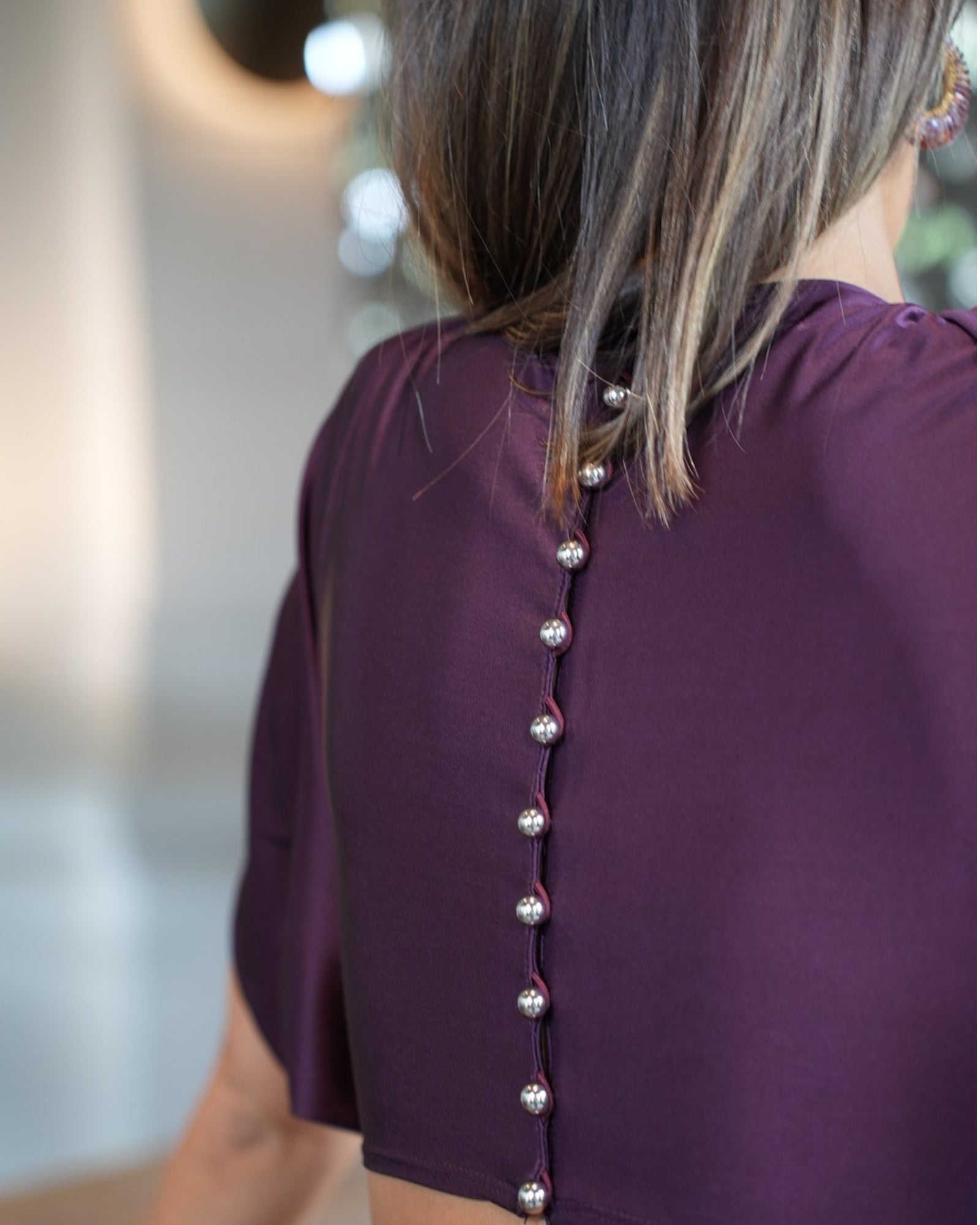 Detail des Rabanne Jerseykleids mit Ring in Magenta Purple von hinten