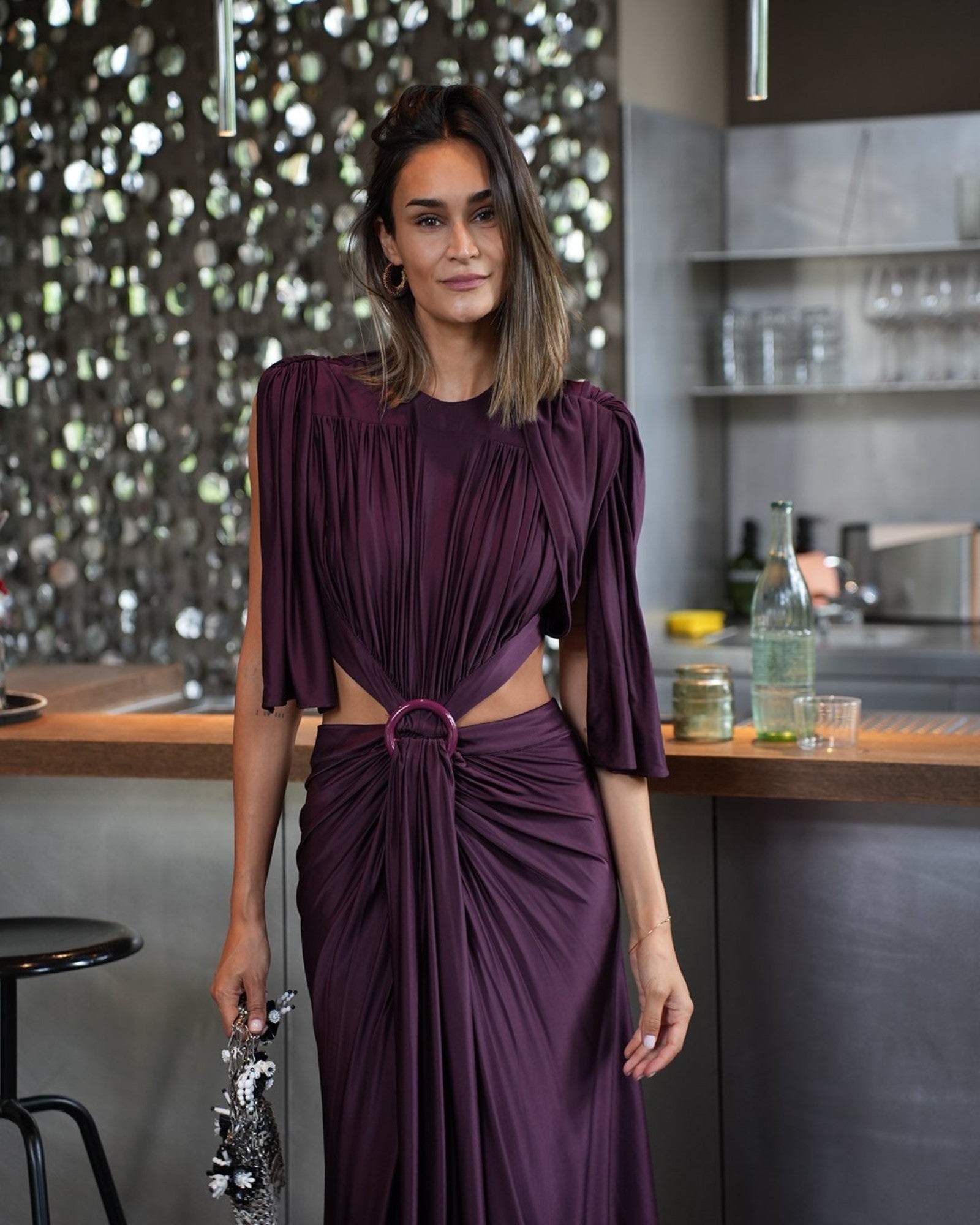 Rabanne Jerseykleid mit Ring in Magenta Purple im Streetstyle von vorne getragen