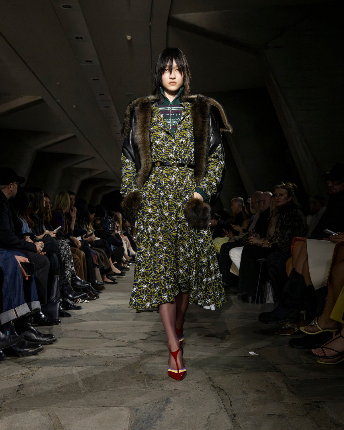 Rabanne Leder-Cape in Schwarz mit Lammfellkragen im Laufsteg-Styling über einem gemusterten Kleid