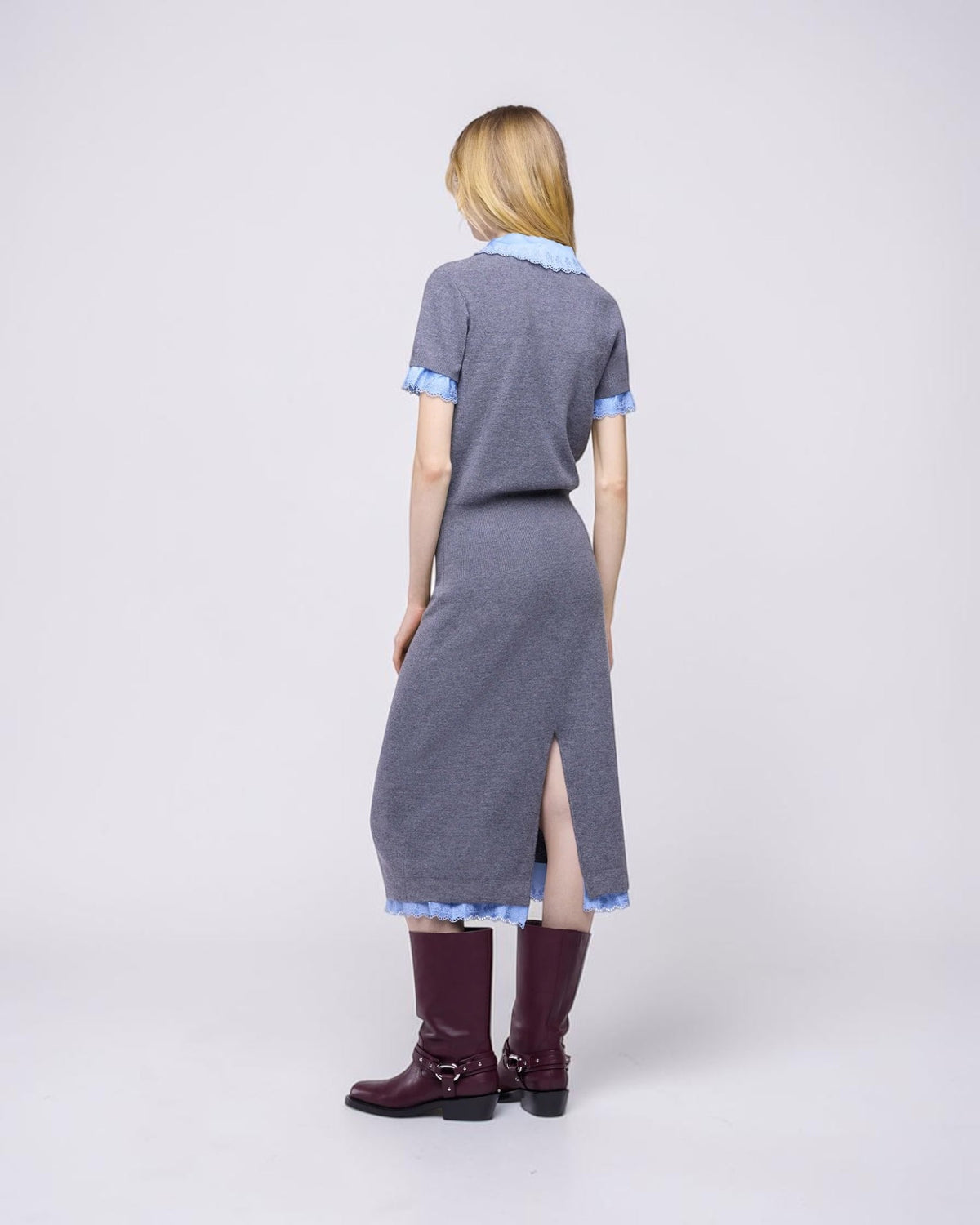 Rabanne graues Strickkleid mit hellblauem Besatz und rückseitigem Schlitz am Model von hinten