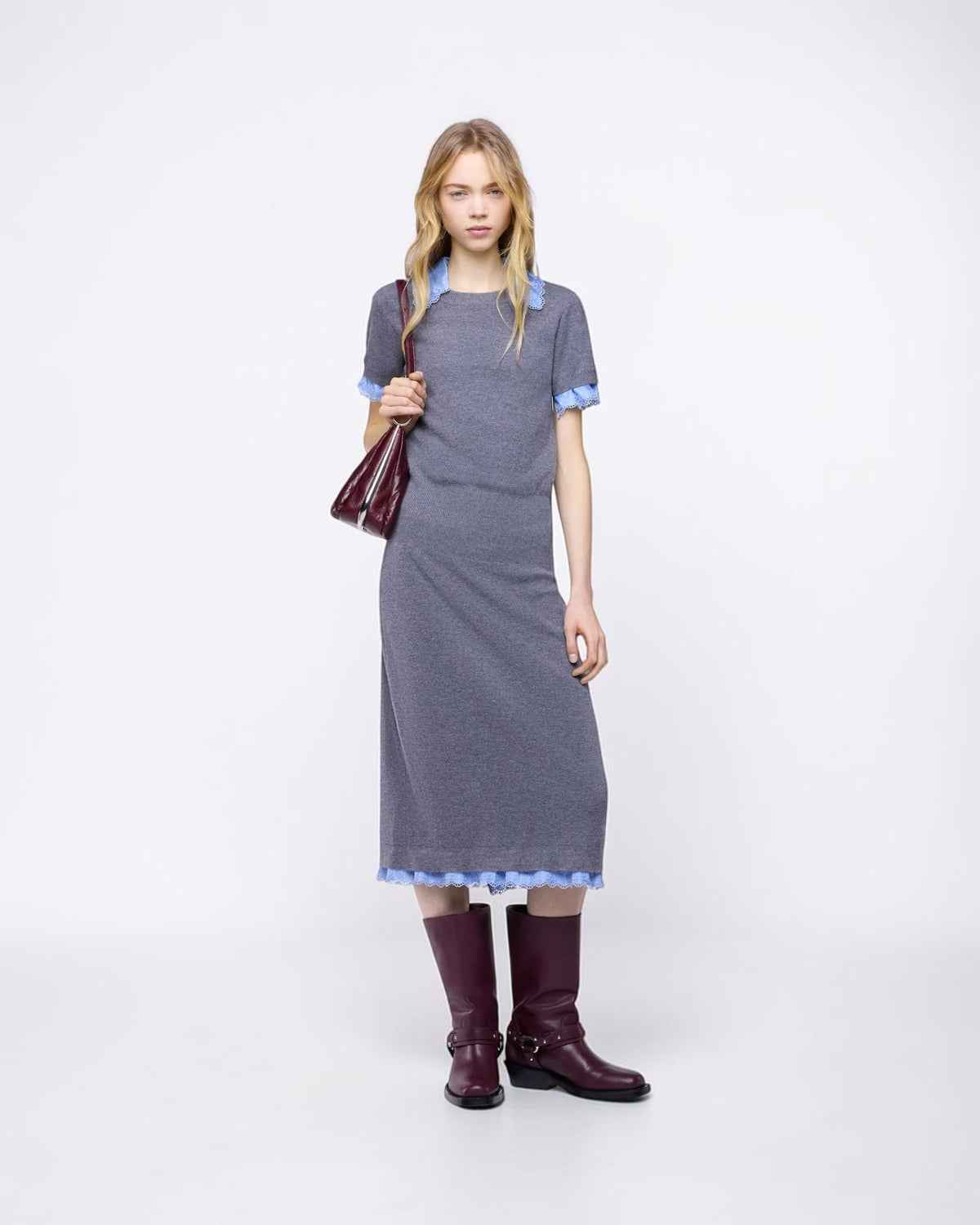 Rabanne graues Strickkleid mit hellblauem Satinbesatz am Model von vorne mit dunklen Stiefeln