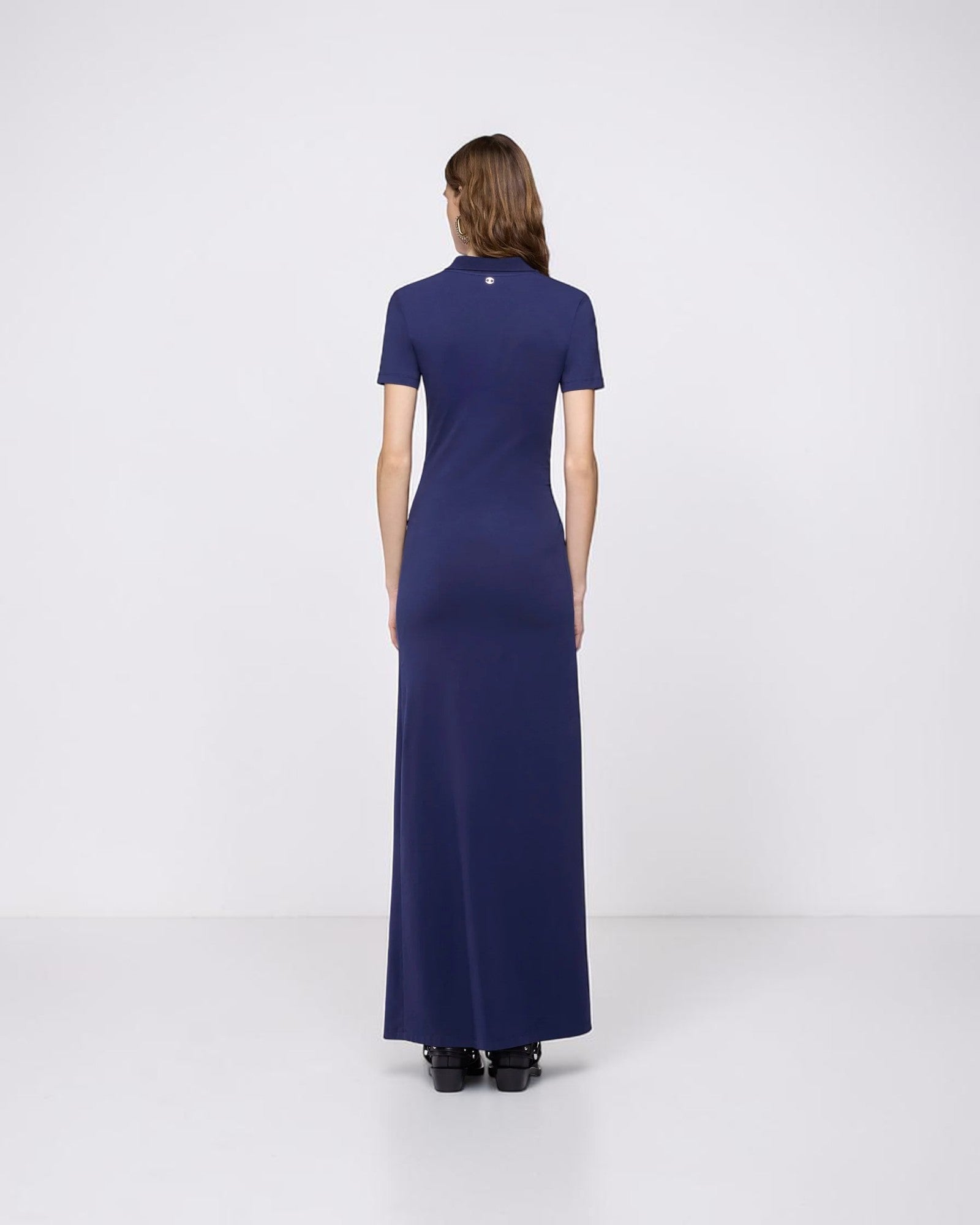 Rabanne Polo Maxikleid in Deep Navy von hinten getragen