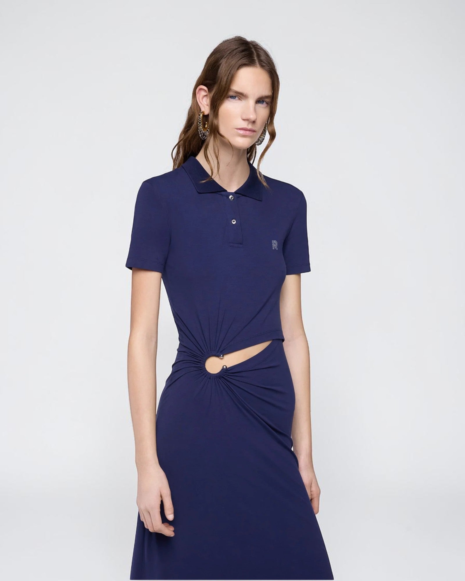 Detail des Rabanne Polo Maxikleids in Deep Navy mit Polokragen und Schmuckknöpfen