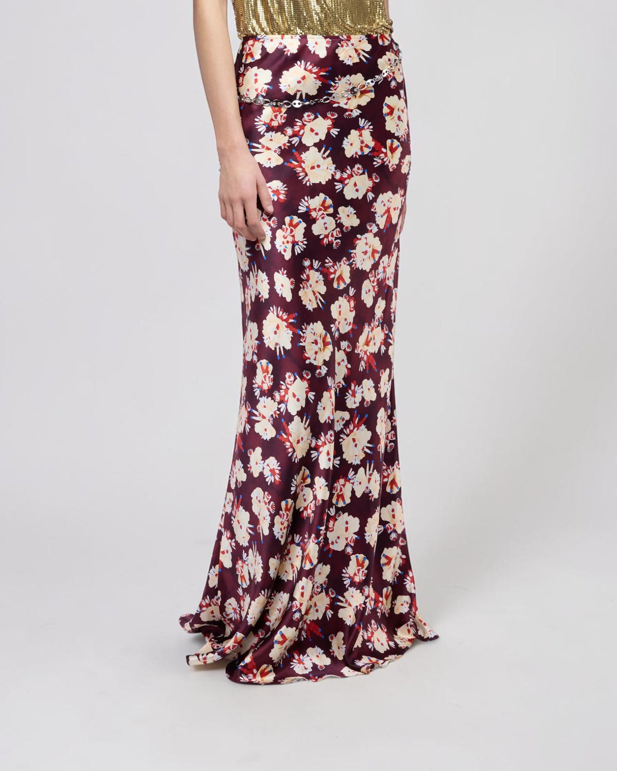 Rabanne Seidenrock in Lila am Model mit Blumenmuster und fließendem Fall in näherer Ansicht