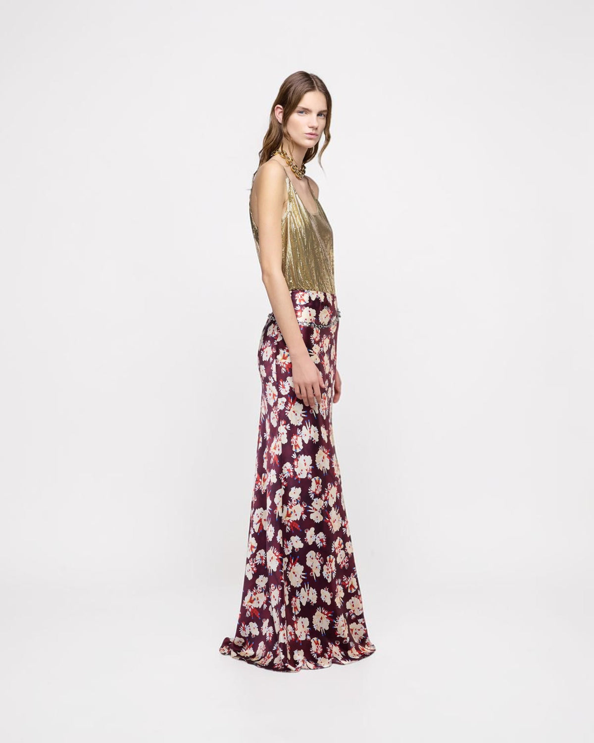 Rabanne langer Seidenrock in Lila mit Blumenmuster am Model von der Seite