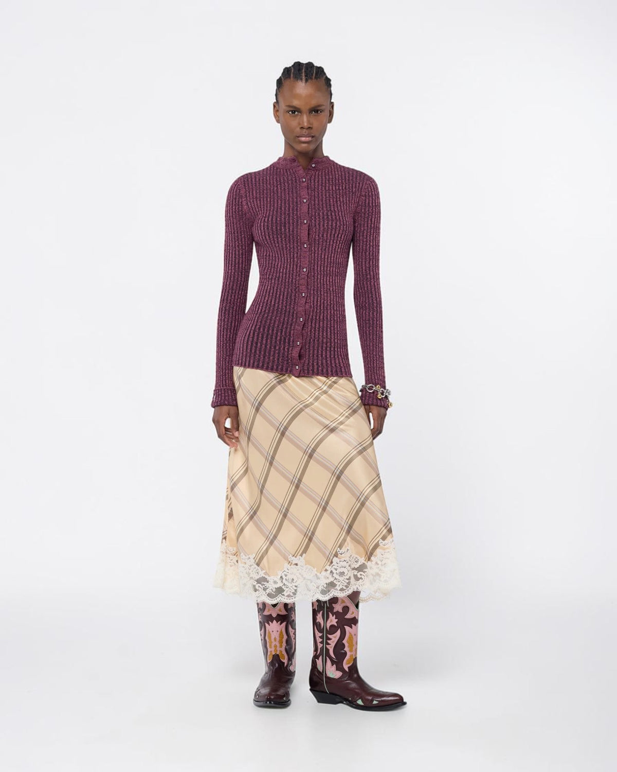 Rabanne karierter Seidenrock in Beige am Model mit Strickjacke und gemusterten Stiefeln