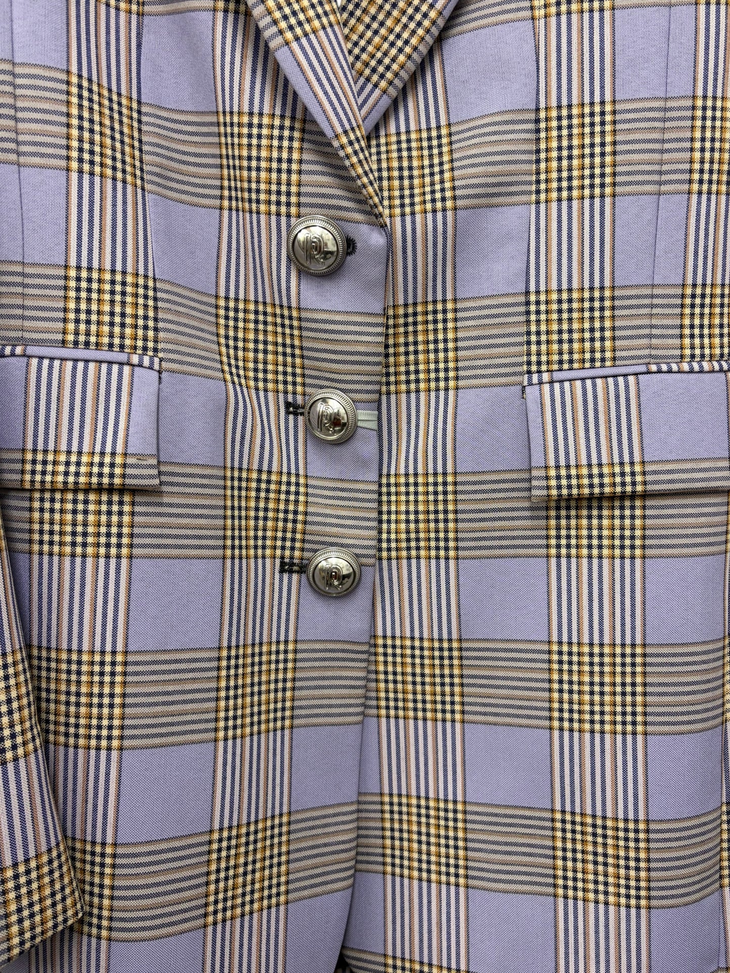 Detail des Rabanne Blazers mit Karomuster und Knopfdetail