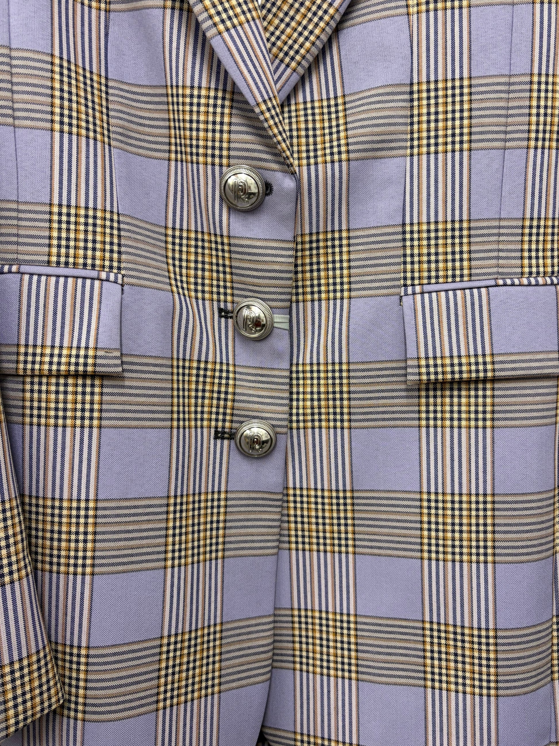 Detail des Rabanne Blazers mit Karomuster und Knopfdetail