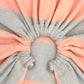 Detail des Rabanne Ring T-Shirts mit silbernem Ring auf Taillenhöhe