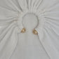 Detail des goldfarbenen Rings am Rabanne Ring T-Shirt Weiß