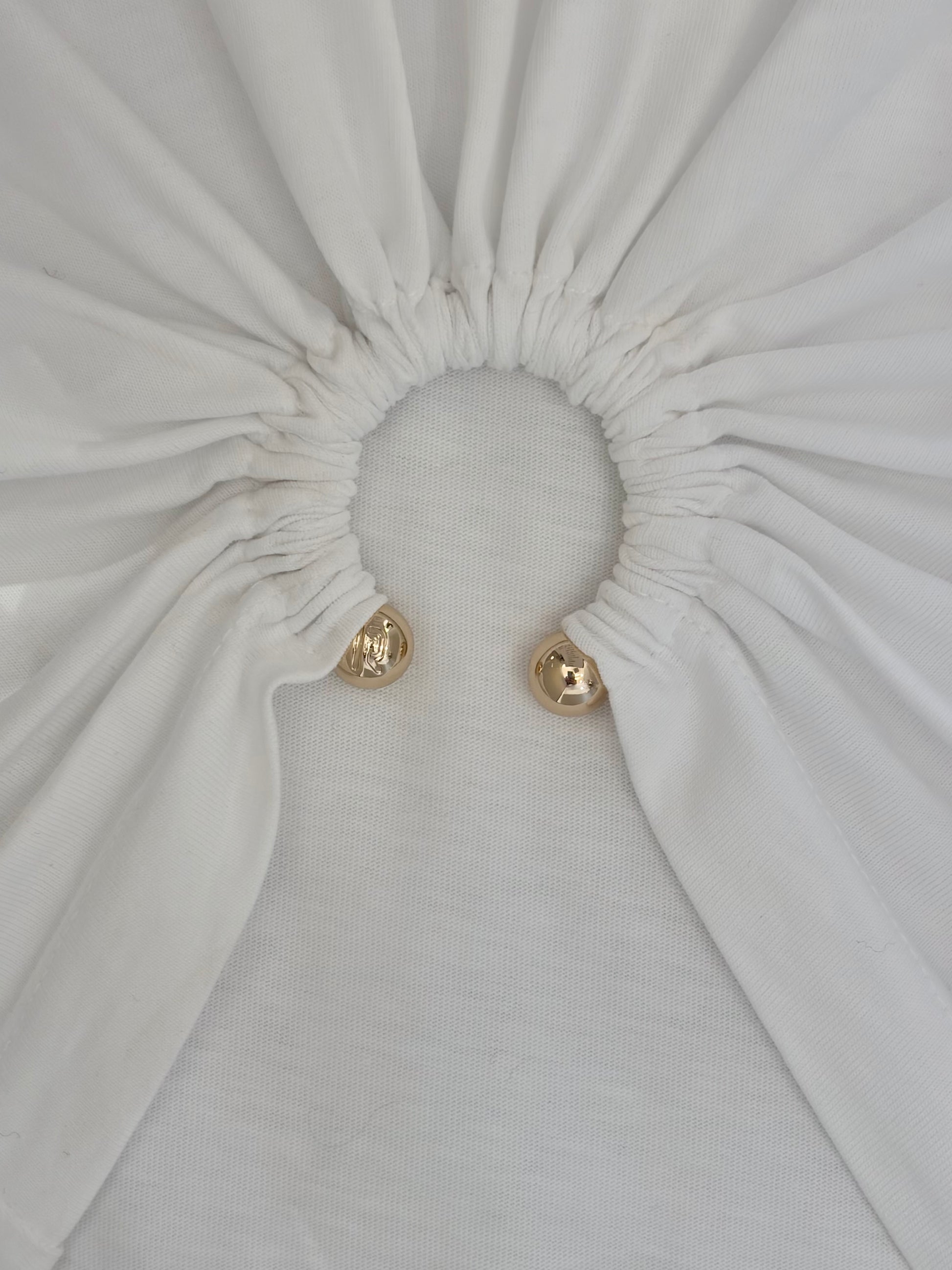 Detail des goldfarbenen Rings am Rabanne Ring T-Shirt Weiß