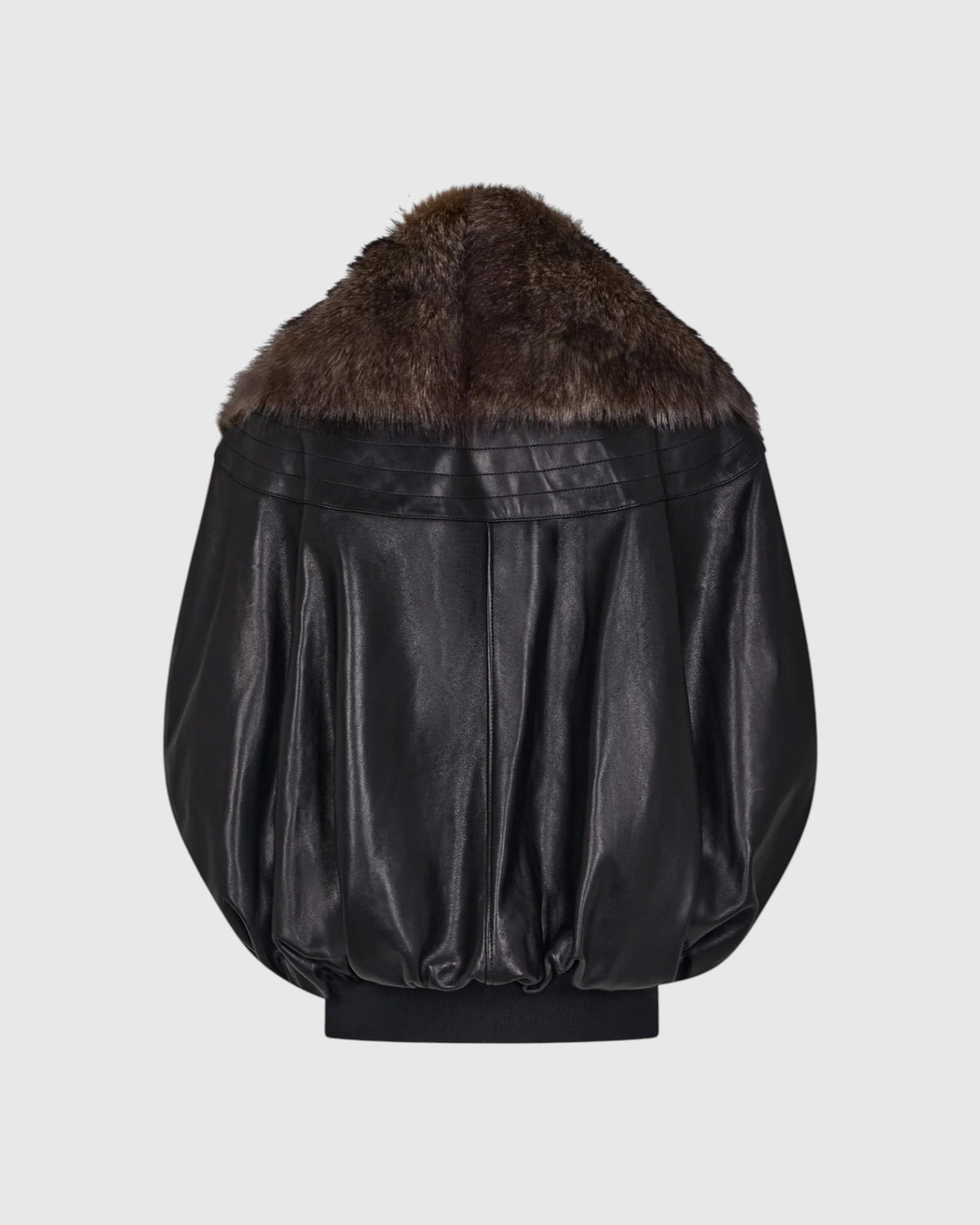 Rabanne Leder-Cape in Schwarz mit breitem Lammfellkragen und gerafftem Saum von hinten