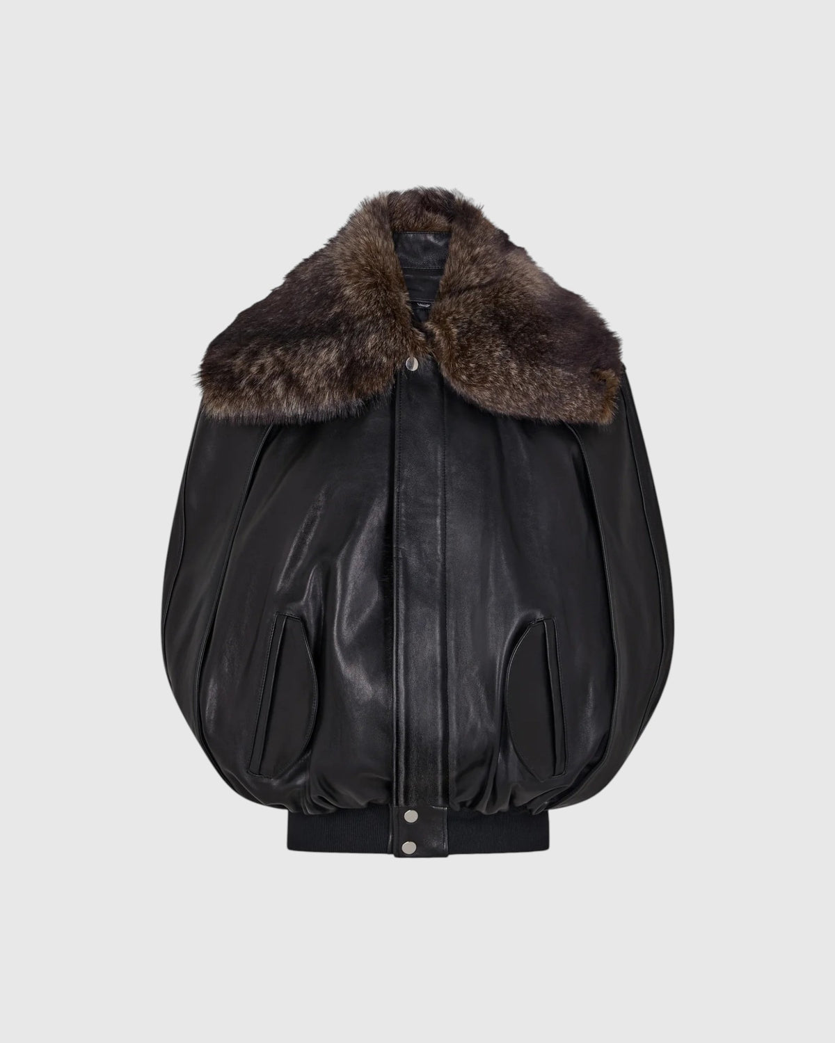 Rabanne Leder-Cape in Schwarz mit breitem Lammfellkragen und seitlichen Taschen von vorne