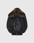 Rabanne Leder-Cape in Schwarz mit breitem Lammfellkragen und seitlichen Taschen von vorne