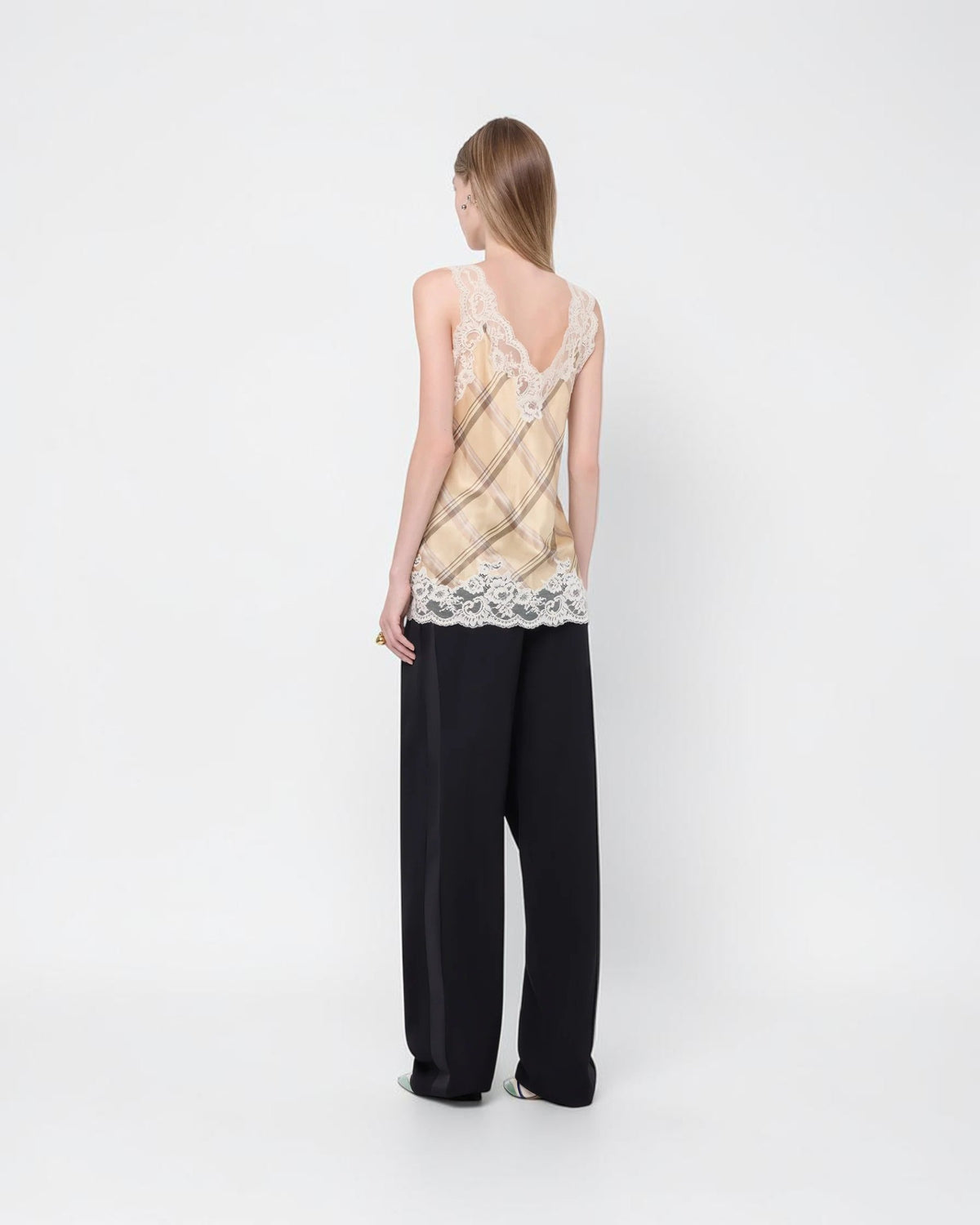 Rabanne Seidentop in Beige mit Spitzenbesatz am Rückenausschnitt und Saum am Model von hinten