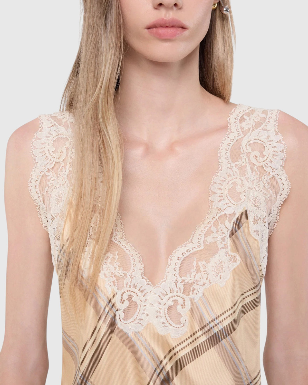 Rabanne Seidentop in Beige mit floraler Spitze an Trägern und V-Ausschnitt in Nahansicht