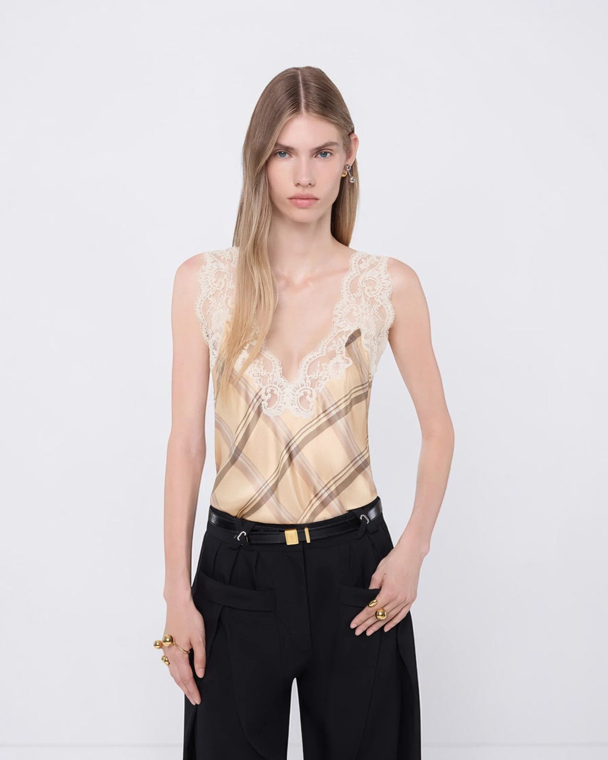 Rabanne Seidentop in Beige mit Spitzenbesatz am V-Ausschnitt am Model in näherer Vorderansicht