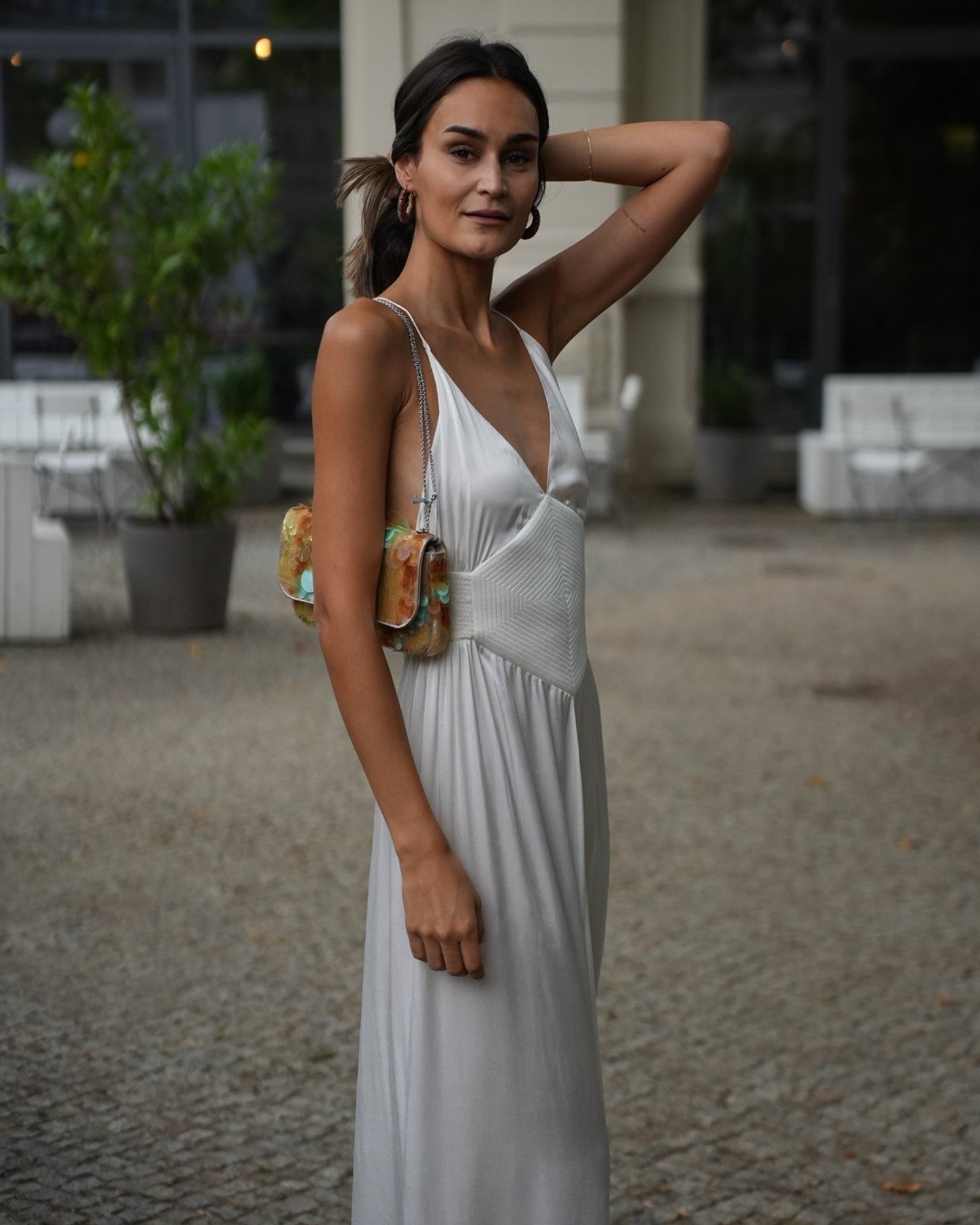 Rabanne Sparkle Baguette Bag in Multicolour Pastell seitlich im Streetstyle getragen