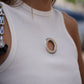 Detail des weißen Rabanne Tops mit silberfarbenem Ring