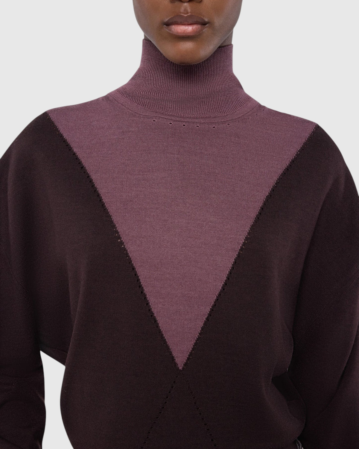 Rabanne Rollkragenpullover in Braun und Lila mit dreieckiger Strickpartie und hohem Kragen im Detail