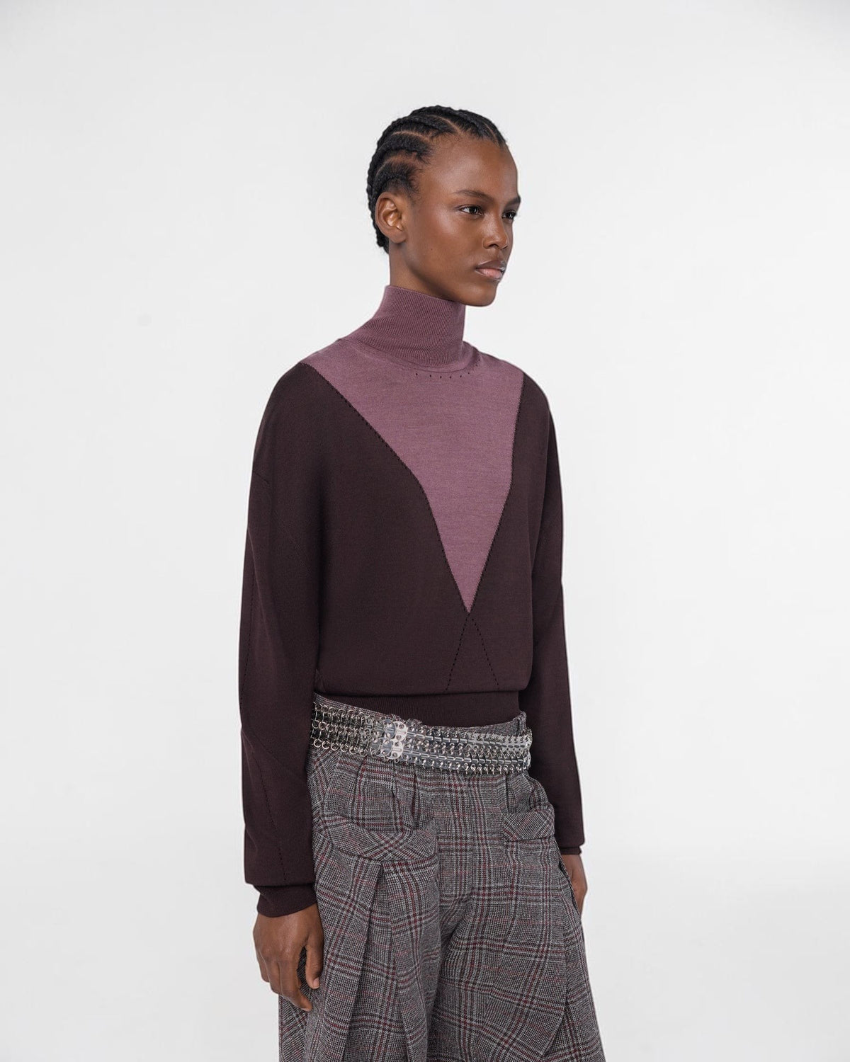 Rabanne Bicolor-Rollkragenpullover in Braun und Lila am Model in näherer Dreiviertelansicht