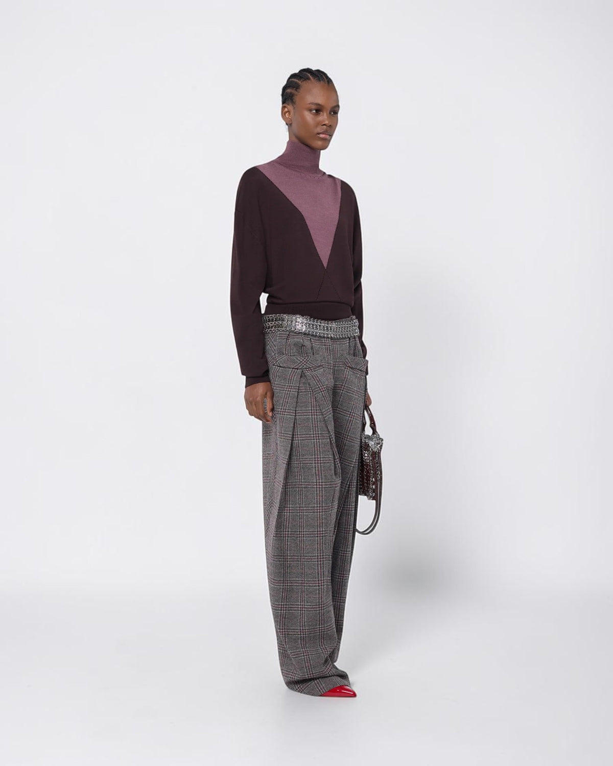 Rabanne Rollkragenpullover in Braun und Lila am Model in seitlicher Dreiviertelansicht