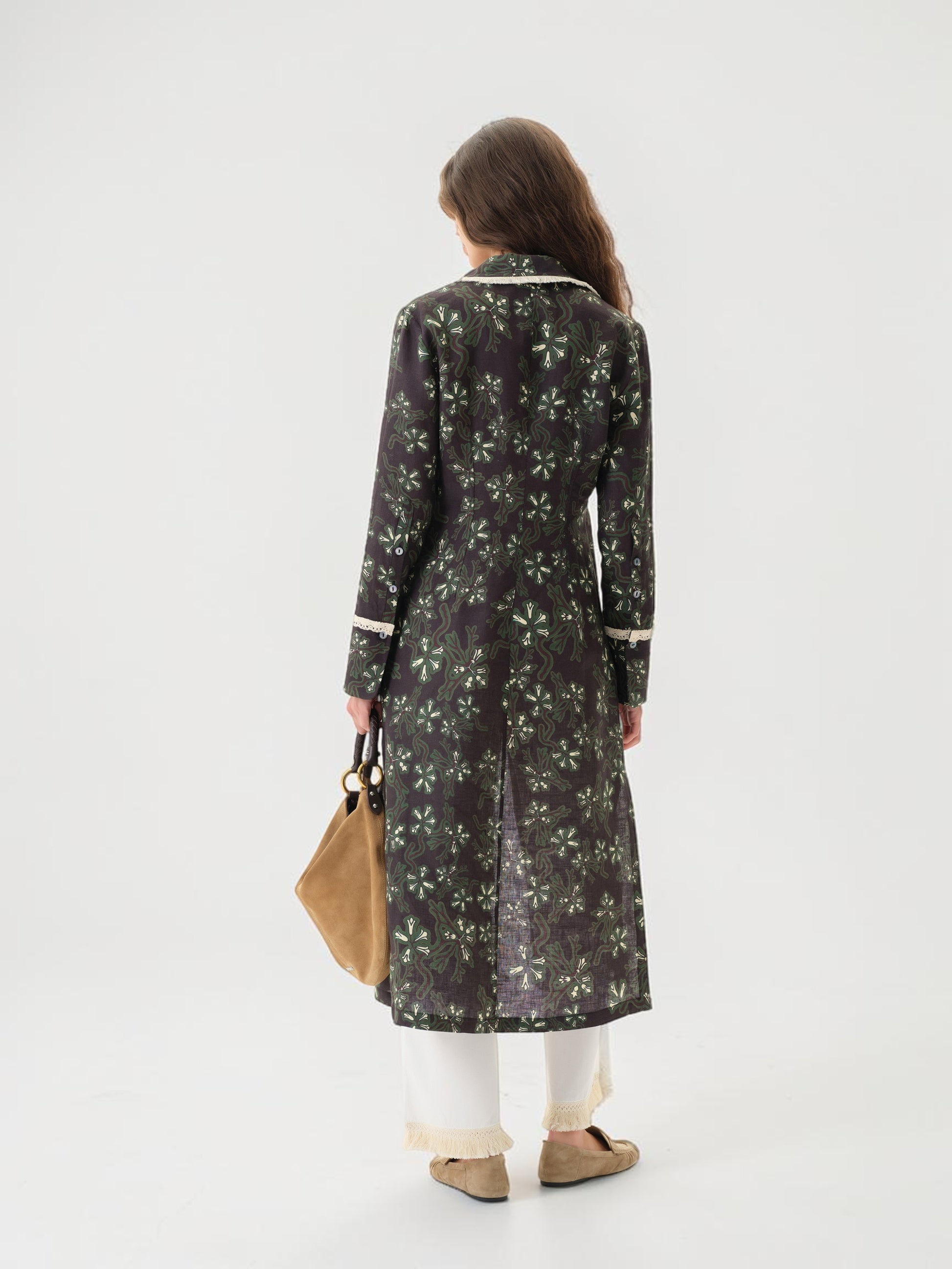 Siedrés Alinda Leinenkleid in Grün von hinten getragen