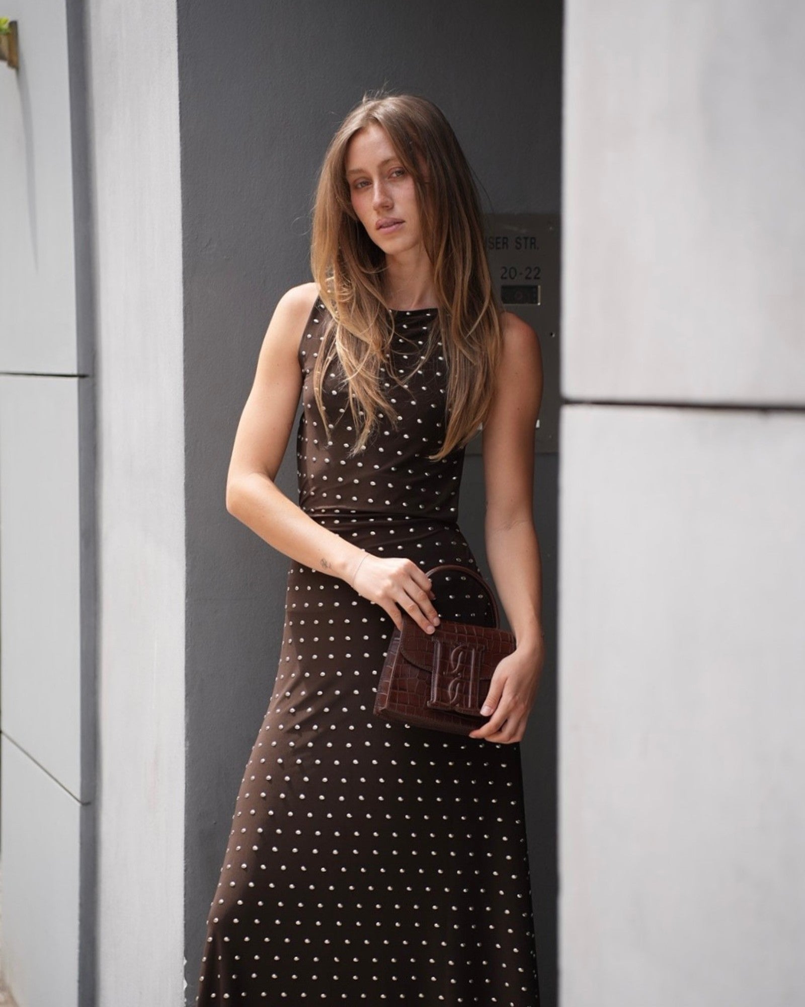 Siedrés Grace Maxikleids mit Metallnieten und By Malene Birger Tasche im getragenen Streetstyle