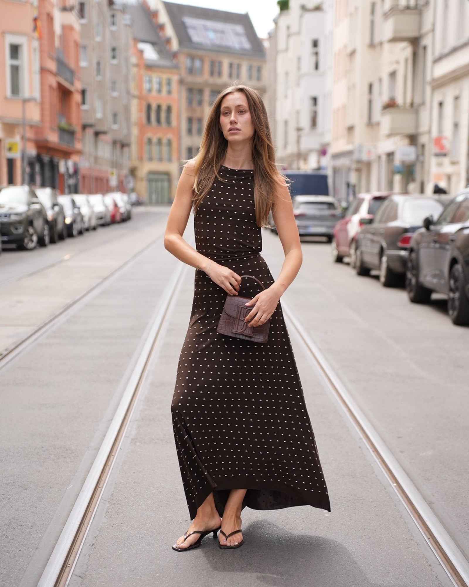 Siedrés Grace Maxikleid in Braun im getragenen Streetstyle