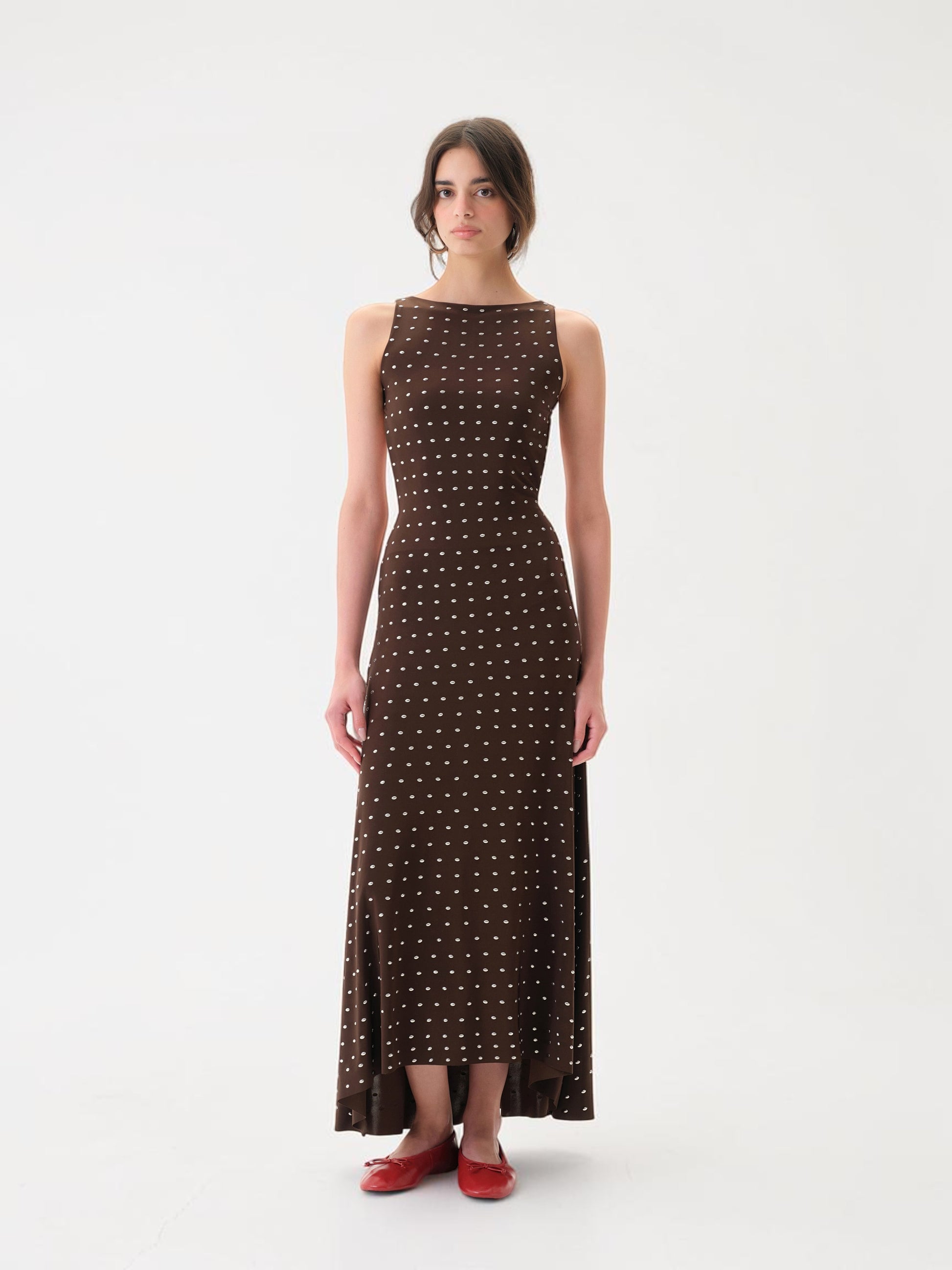 Siedrés Grace Maxikleid in Braun von vorne getragen