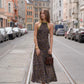 Siedrés Charlotte Maxikleid in Braun und By Malene Birger Ramil Tasche im getragenen Styling von vorne getragen