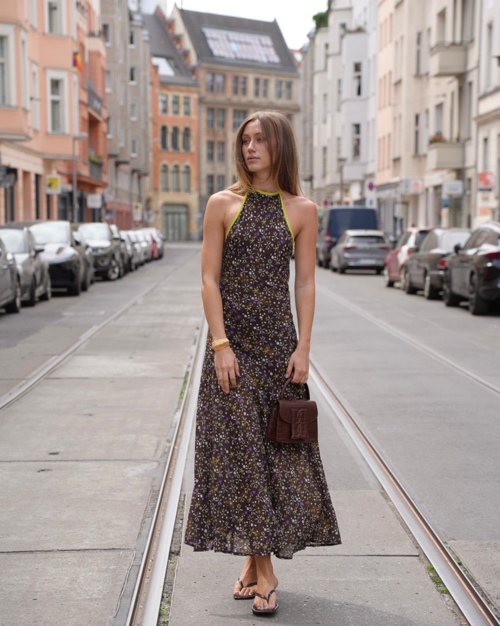 Siedrés Charlotte Maxikleid in Braun und By Malene Birger Ramil Tasche im getragenen Styling von vorne getragen